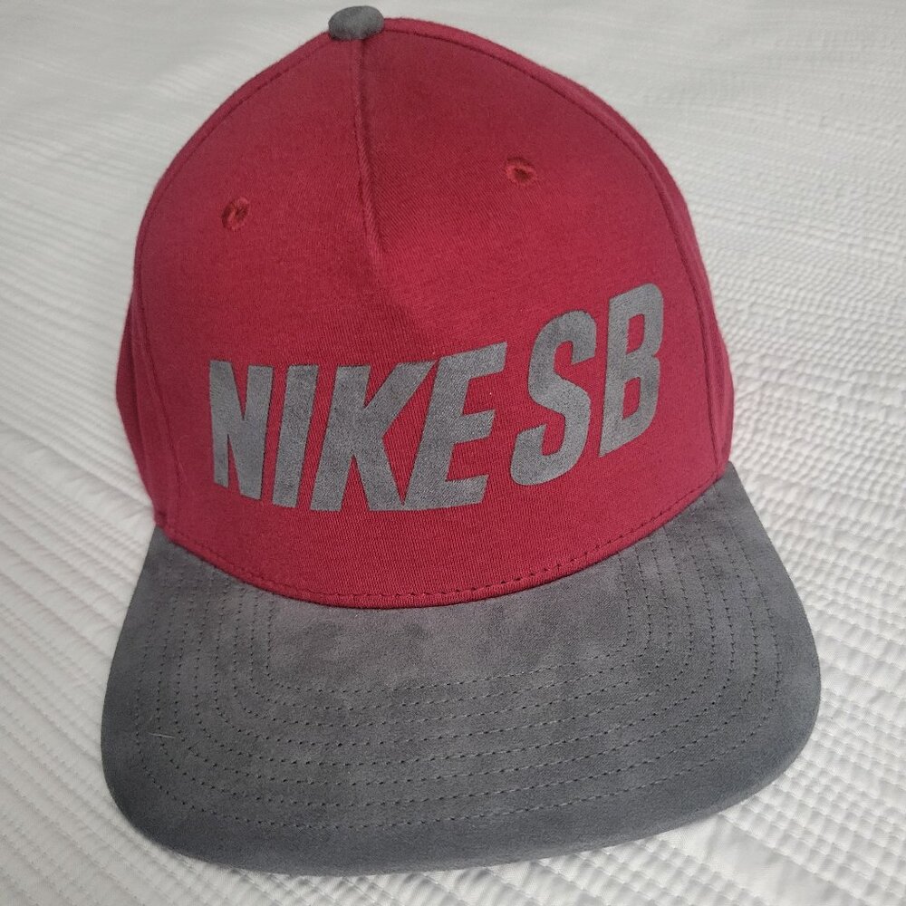 Nike SB Skateboarding Hat Maroon Red & Grey Suede YKK Zipper Buckle Back